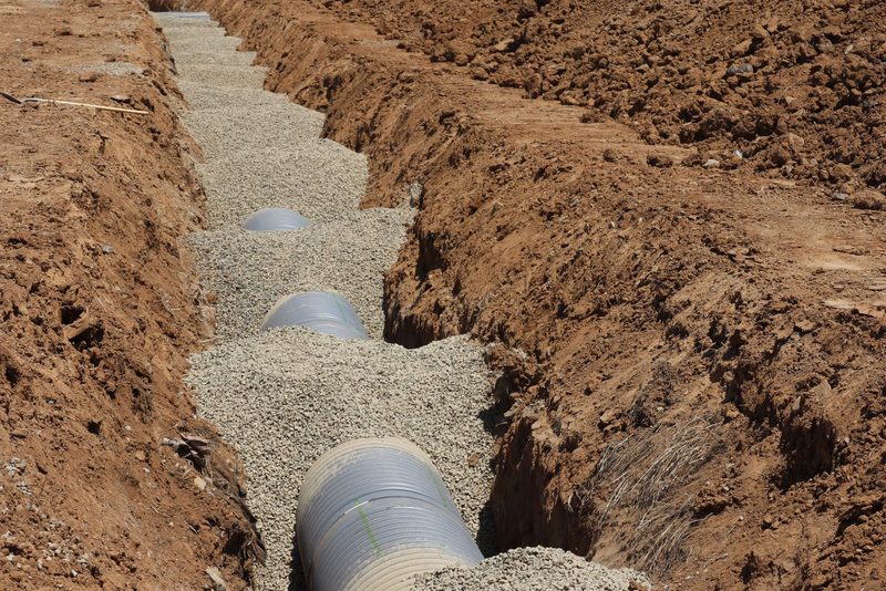 Drenáž DN 100 s výústěním do vsaku – Polička, Štěrk 16/32 · trubka DN 100 · šachtička · vsak